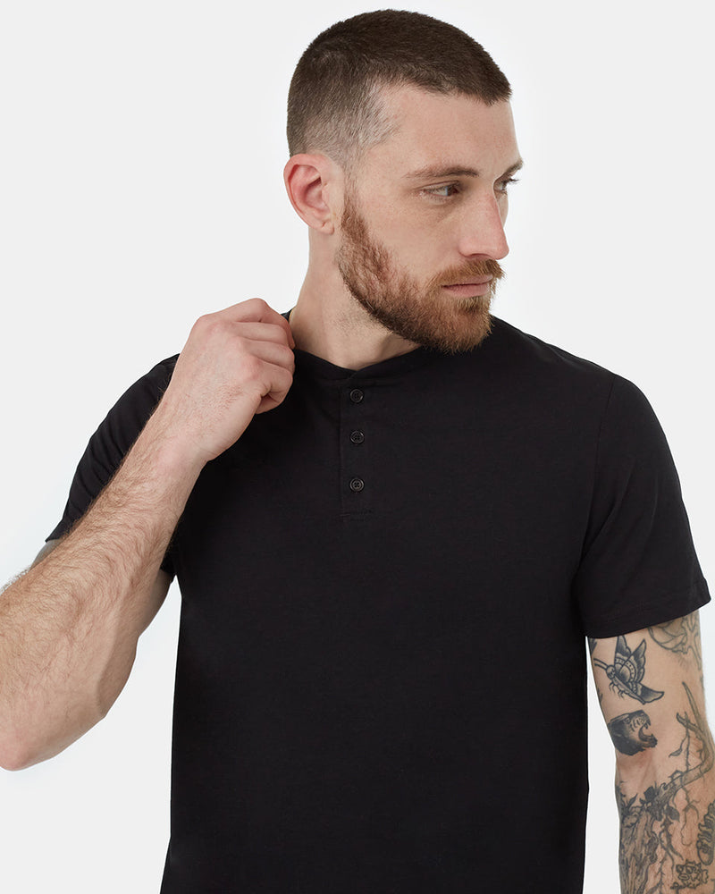 black_basic_3button_tee